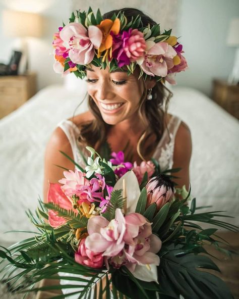 HAKU MAUI (@hakumaui) • Instagram photos and videos Wedding Pictures Beach, Hairstyles With Flowers, Fashionable Hairstyles, Makeup And Hairstyle, Floral Crown Wedding, Aloha Friday, Maui Wedding, Flower Crown Wedding, Maui Weddings