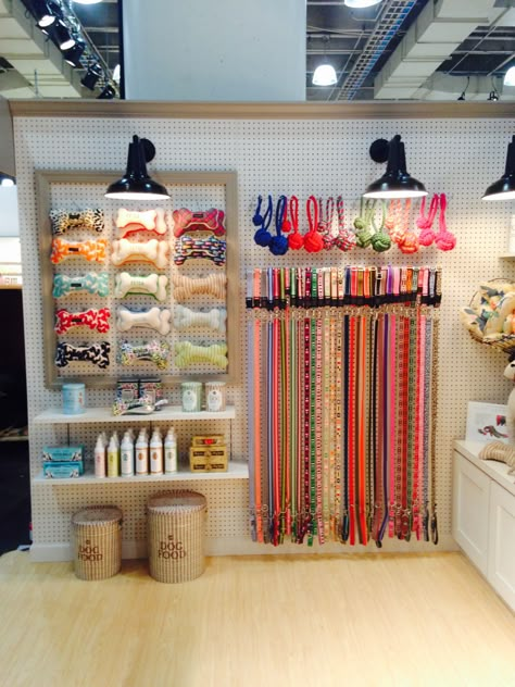 Pet Shops Ideas, Pet Shop Display Ideas Dog Boutique, Pet Display Ideas, Dog Suites Ideas, Vet Clinic Decoration Ideas, Dog Grooming Salon Retail, Dog Boarding Facility Decor, Dog Business Decor, Dog Cafe Design Ideas