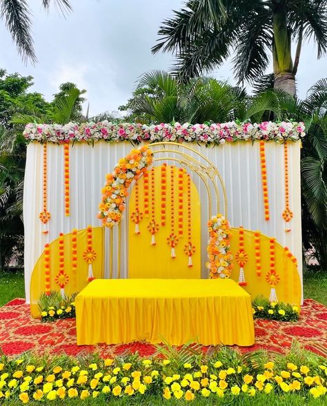 Haldi Designs Decor, Haldi Stage Decoration Backdrops, Haldi Stage Decoration At Home, Simple Haldi Decoration, Haldi Decoration Ideas Backdrops, Haldi Setup Decor, Haldi Background Decoration, Mehandi Backdrop, Haldi Stage Decoration