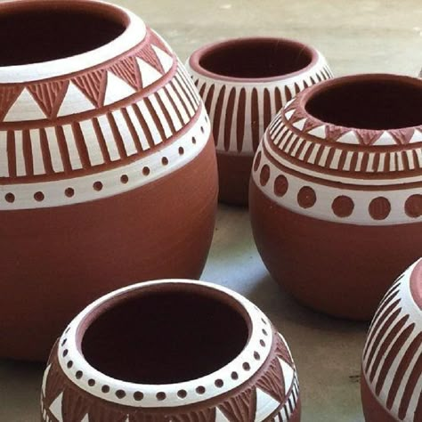 Creative Plant Pots Diy, Varli Painting Art On Pot, Paint On Pot, Clay Pot Art Design, Pottery Designs Ideas Creative, Painting On Clay Pots, Ceramic Pot Painting, Painting On Pot, Painting Clay Pots