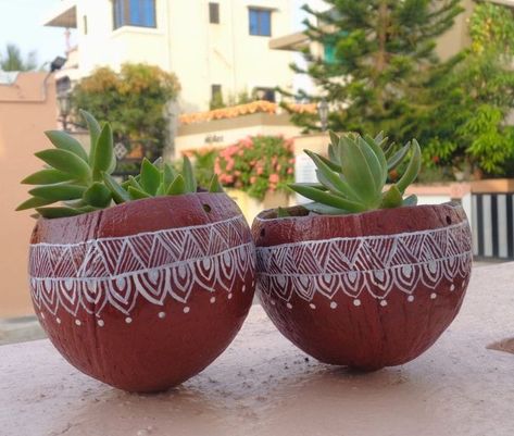 Cutest plants pots decor Coconut Shell Garden Ideas, Painted Coconut Shell Art, Art On Coconut Shell, Coconut Shell Planter Ideas, Coconut Shell Painting Ideas, Coconut Shell Crafts Creative, Kerala Decor, Coconut Shell Art, Coconut Shell Planter