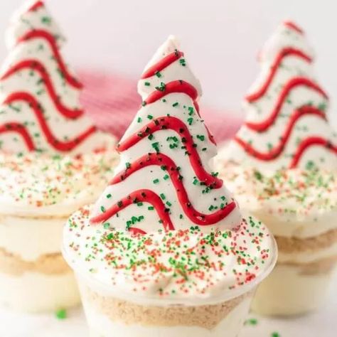 December Treats, Dirt Cups Dessert, Dirt Cups Recipe, Christmas Tree Desserts, Little Debbie Christmas Tree, Easy Dessert Recipes Christmas, Christmas Yummies, Dirt Cups, Dirt Cake