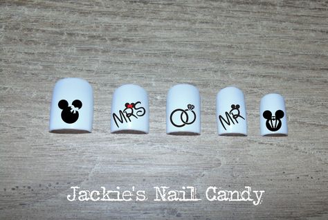 Disney Wedding Nails, Mickey Und Minnie, Light Colored Nails, Pretty Christmas Trees, Holiday Nails Christmas, Black Nail Art, Nail Art Disney, Nail Art Set, Nail Candy