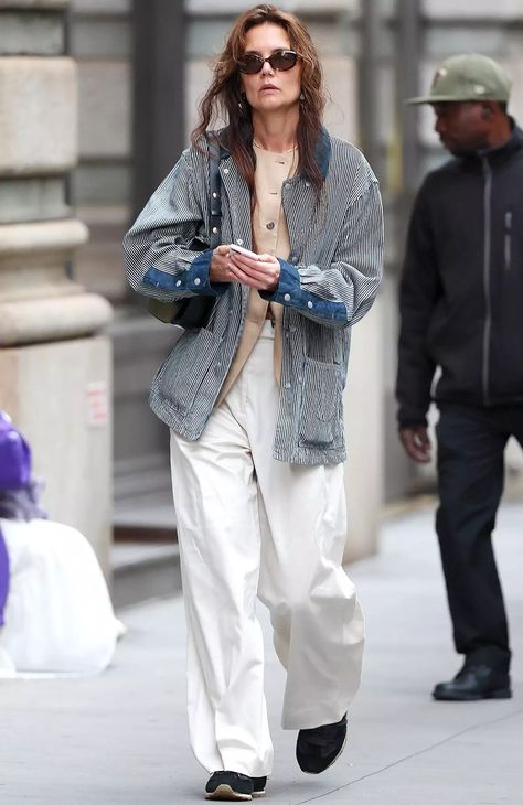 Katie Holmes’ Latest Street Style Included Wide-Leg Pants and Sneakers Katie Holmes Street Style, Katie Homes, Katie Holmes Style, New York City Style, Trendy Vest, Lady Style, Black Slip Dress, Style Inspiration Winter, Katie Holmes