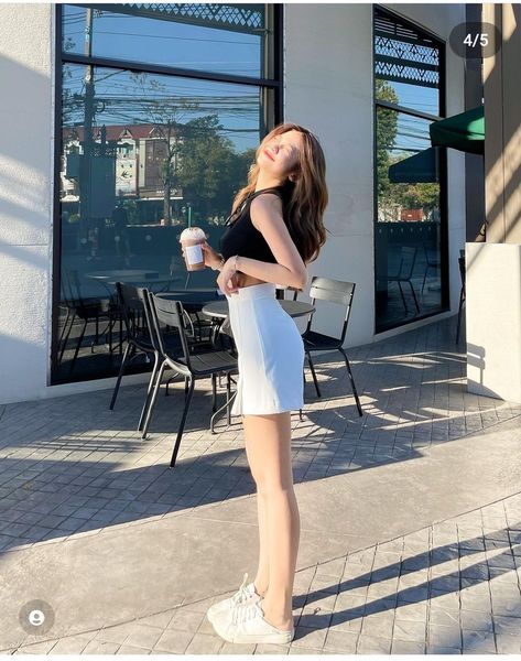 Coffee Shop Poses Photo Ideas, Miniskirt Outfits, Korean Fashion Dress, Casual Day Outfits, Pretty Selfies, Short Skirt, New Girl, Skirt Outfits, Pink Girl