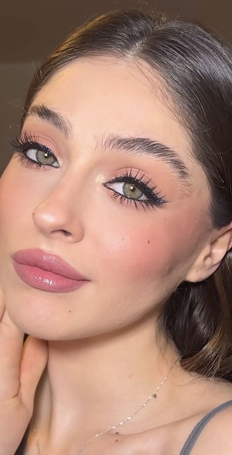 Makeup Green Eyes, Rose Makeup, Makeup Artist Tips, Spring Hair Color, Brunette Woman, Spring Hairstyles, Makeup Pictures, Makeup Eyeliner, Girls Makeup