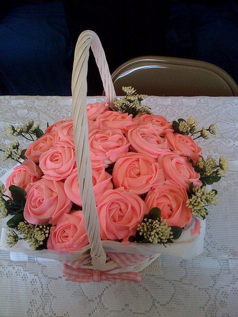 Cupcake basket, so much more sturdy than a cupcake bouquet! Stunning Cupcakes, Rose Cupcake Bouquet, Cupcake Basket, Cupcake Arrangements, Cupcake Flower Bouquets, Cupcakes Flores, Cupcakes Design, Rose Cupcake, Cake Bouquet