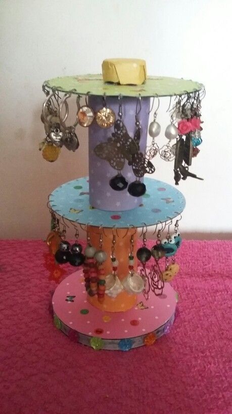 Homemade Earring Holders, Hiasan Bilik Tidur, Diy Room Decor For Teens, Craft Booth Displays, Diy Jewelry Display, Cd Crafts, Diy Jewelry Holder, Art And Craft Videos, Craft Booth