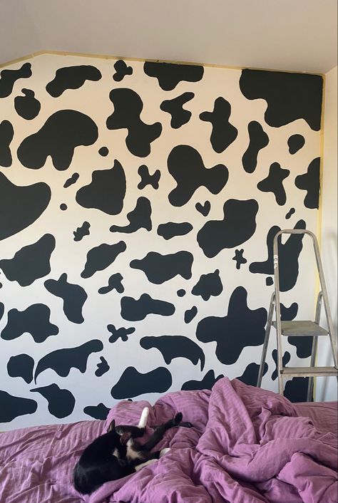 Cow Print Wall Bedroom, Cow Print Bedroom Aesthetic, Cowprint Walls, Cow Bedroom Ideas, Cow Room Ideas, Cow Themed Room, Cow Print Room Ideas, Ideas Para Pintar Paredes Aesthetic, Cow Print Room Decor