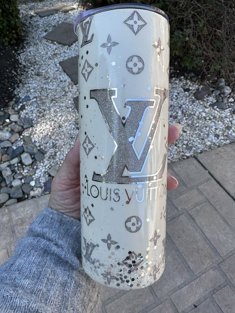 Stanley Cup Custom, Purse Tumbler, Tumblr Cup Designs Vinyl, Lv Tumbler, Tumblr Designs Cup, Epoxy Cups Ideas, Diy Glasses, Tumblr Cup, Tumbler Cups Personalized