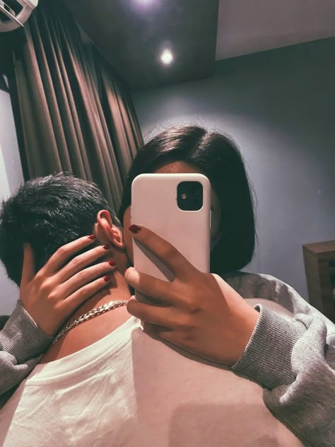 Romantic Poses Couple Photos In Room, Fake Couple Mirror Selfie, Couple Poses In Hotel Room, Couple Poses In Room, Cute Couple Selfies Poses, Love Bite Photos, Colored Wallpaper, Couples Hidden Face Pics, Night Story