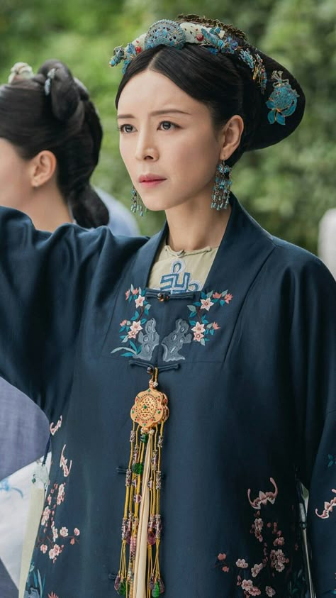 Qing Dynasty Clothing Woman, Ancient Outfits, Chinese Hairstyles, Qing Dynasty Fashion, Qing Dynasty Clothing, Chinese Dynasties, Dynasty Clothing, Chinese Outfits, Ruyi's Royal Love In The Palace