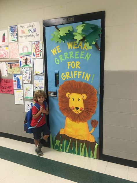 Lion Classroom Door, Lion Door Decorations Classroom, Lion Bulletin Board Ideas, Teacher Appreciation Week Door, Parent Room, Safari Crafts, Teacher Appreciation Doors, Jungle Theme Classroom, Decorative Doors