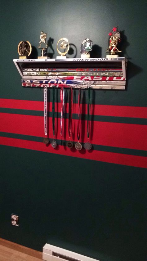 Hockey stick shelf Boys Hockey Bedroom, Hockey Stick Furniture, Hockey Stick Crafts, Hockey Diy, Stick Projects, Hockey Crafts, Hockey Bedroom, Hockey Decor, Hockey Room