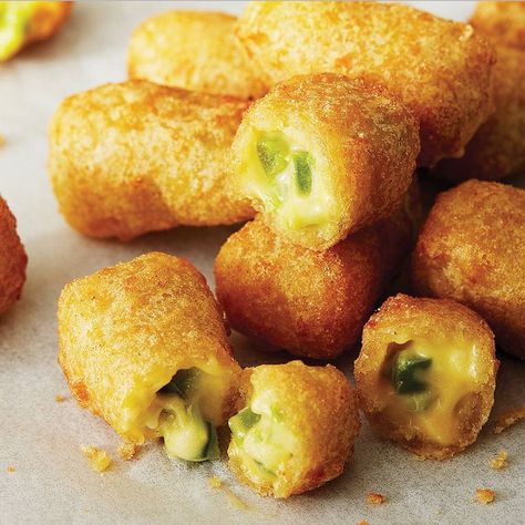 BURGER KING HAS NEW JALAPEÑO CHEDDAR BITES THAT HAVE A GOOEY CENTER AND A CRISPY COATING | These little guys have a spicy kick! Jalapeno Cheddar Bites, Salted Caramel Cracker Bites, Toffee Crackers, Salted Caramel Toffee, Cracker Bites, Jalapeno Bites, Cheese Nuggets, Jalapeno Popper Recipes, Mac And Cheese Bites