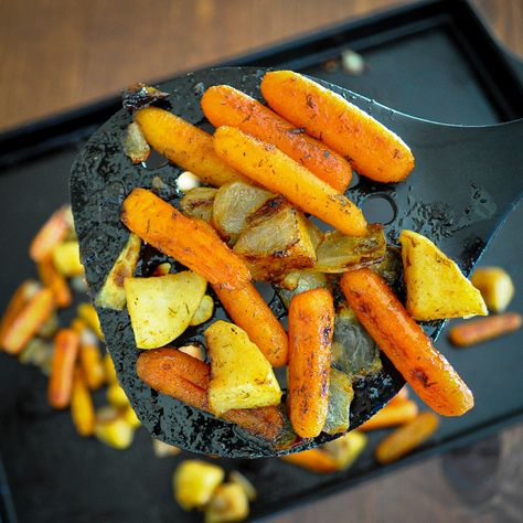 Roasted Carrots with Apples and Onions - Cook This Again Mom Carrots And Apples Side Dish, Roasted Carrots And Onions, Apples And Onions, Roasted Carrots Recipe, Roasted Apples, Side Dishes For Chicken, Green Chef, Roasted Onions, Pancakes Easy