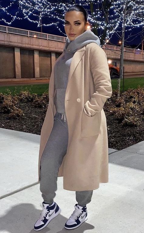 Fall Outfits Sporty Chic, Trench Coat And Joggers Outfit, Kaye Wright Fashion, House Party Outfit Casual Winter, Long Black Dress Outfit Casual Winter, Winter Looks For Black Women, Baddie Winter Outfits Cold Casual, Fall And Winter Outfits 2023, Casual Outfits With Joggers