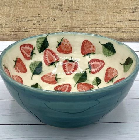 Cute Ceramic Bowl Designs, Funky Ceramic Bowls, Strawberry Bowl Ceramic, Cute Pottery Bowls, Ceramic Fruit Bowl Handmade, Ceramic Bowls Ideas, Painted Bowls Ideas, Clay Bowl Designs, Bowl Pottery Painting Ideas