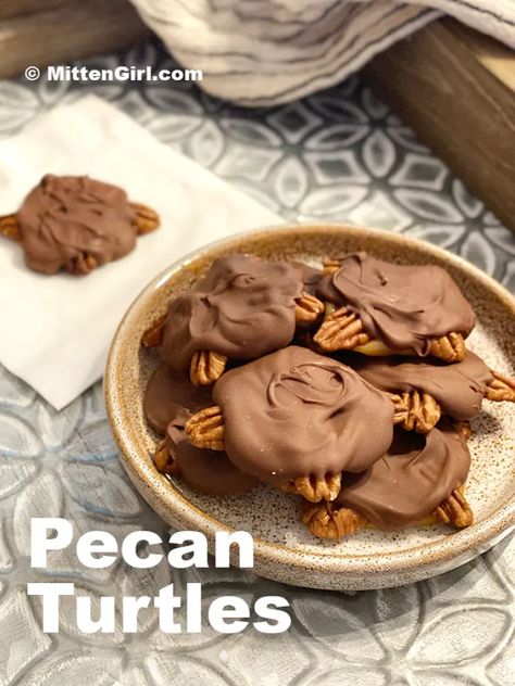 Pecan Gift Ideas, Easy Crockpot Turtles, Crockpot Turtles Pecan Candy, Chocolate Turtle Candy Recipe, Turtle Recipes, Turtle Candy With Pecans, Pecan Turtles Recipe, Turtle Candies, Turtles Recipe