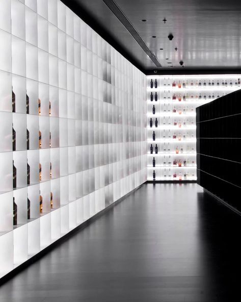 Commercial Interior Design Retail, Interior Store Design, Off White Store, Monochromatic Interior, Commercial Space Design, Modern Store, Regal Design, Retail Store Design, Retail Interior