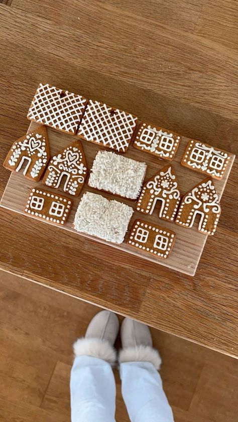 Aesthetic Gingerbread House, Gingerbread House Inspo, Gingerbread House Ideas, Brown Uggs, Baking Aesthetic, Gingerbread House Designs, Gingerbread House Cookies, The Best Dessert, Christmas Dreaming