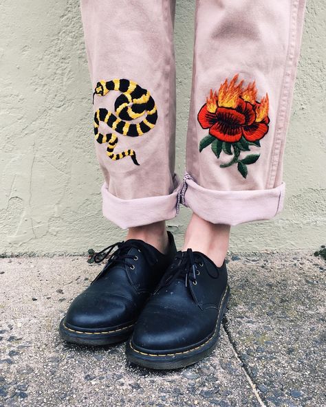 Tessa Perlow, Embroidery Clothes, Diy Wardrobe, Fashion Embroidery, Contemporary Embroidery, Etsy Ideas, Painted Jeans, Embroidery On Clothes, Embroidered Clothes