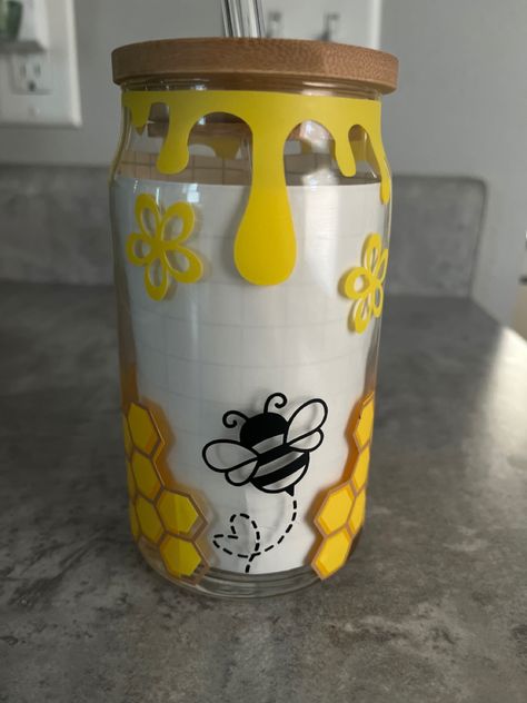 16oz Bee tumbler Glass Tumbler Painting Ideas, Glass Cup Painting Ideas Aesthetic, Painted Jars Aesthetic, Bee Cricut, Bee Cups, Diy Wine Glasses Painted, Bee Cup, Bee Tumbler, Glass Tumbler Design