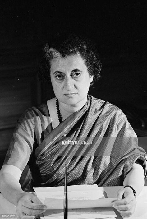 Iron Lady, Indira Gandhi, Historical Women, Phone Wallpaper Images, Freedom Fighters, Vintage Ladies, Historical Figures, Actors, India