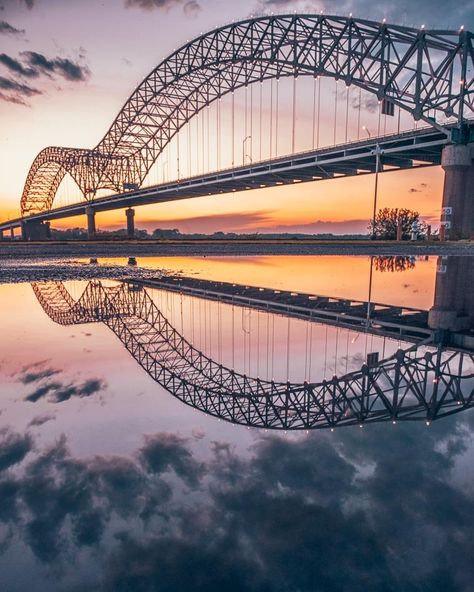 Bridge over the Mississippi river on the border of Arkansas in Memphis, Tennessee. Memphis Tennessee Vacation, Memphis Bridge, Nashville Tennessee Vacation, Mississippi River Cruise, Suh Dude, Memphis Bbq, Downtown Memphis, Beale Street, Small Town Life