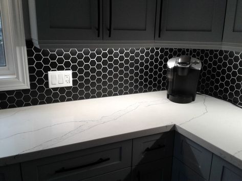 Black Honeycomb Backsplash, Kitchen Hexagon Backsplash, Matte Black Backsplash, Grey Hexagon Backsplash, Honeycomb Backsplash Kitchen, Honeycomb Tiles Kitchen, Black Hexagon Backsplash, Hexagon Tile Backsplash Kitchen, Hexagon Tile Kitchen