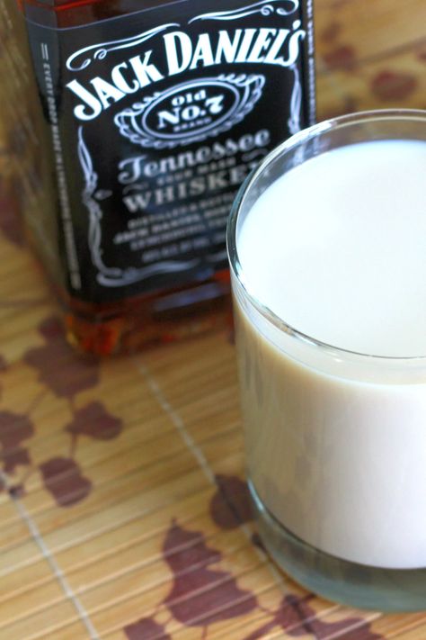 Jack Daniels bottle behind cocktail Jack Daniels Cocktails, Jack Daniels Recipes, Jack Daniels Drinks, Whiskey Drinks Recipes, New Year's Drinks, Bitters Recipe, Jack Daniel's Tennessee Whiskey, Jack And Coke, Creamy Cocktails