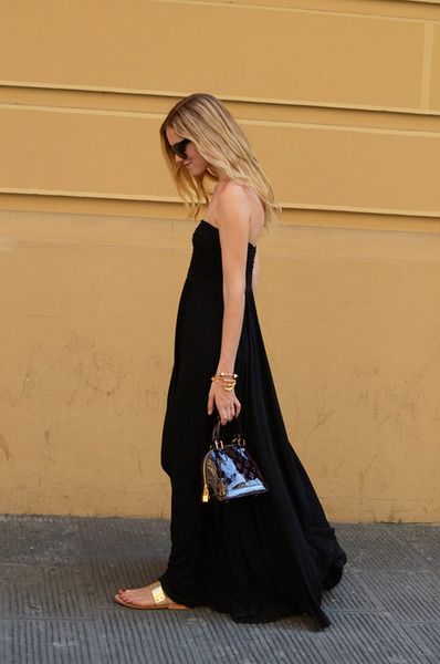 simple black summer dress and gold sandal Gold Flat Sandals Outfit, Flat Sandals Outfit, Gold Flat Sandals, The Blonde Salad, Sandals Beach, Sandals Outfit, Summer Black Dress, Lv Handbags, Long Black Dress