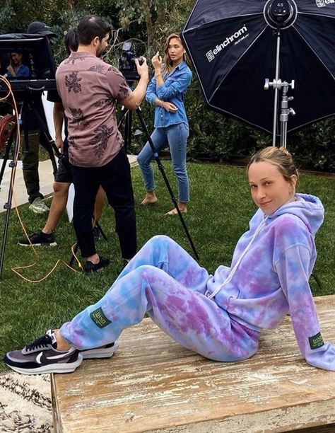 The tie-dye sweatsuit trend. Tye Dye Sweatpants Outfit, Comfy Cute Fits, Clothes Tracksuit, Tie Dye Sets, Tie Dye Sweatsuit, Clothing Diys, Batik Clothing, Tie Dye Ideas, Tie Dye Party