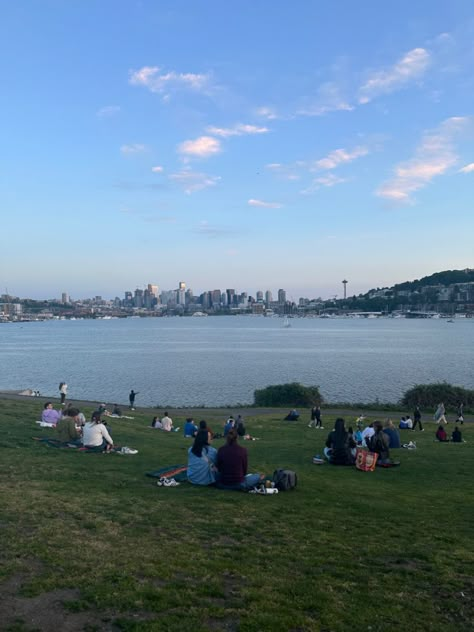 Sunset at gasworks park Gasworks Park Seattle, Seattle Spring, Northwest Aesthetic, Seattle Aesthetic, Toronto Pictures, Bestie Trip, Sea Town, Patagonia Beanie, Seattle Grunge