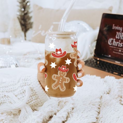 These pastel daisy glass beer can cups with lid and straw are perfect for summer! This iced coffee cup is the perfect gift for anyone who loves a good cold drink! This listing is for a 16oz glass jar with lid and straw! Each cup comes with an optional lid and straw. These perfectly sized cups hold 16 fluid ounces, and are reusable. Reusable glass jar with lid and straw Fun pastel vinyl colors comes in two options High quality permanent vinyl CARE INSTRUCTIONS: We highly recommend lightly hand-wa Flower Ice, Christmas Cups, Cup With Lid And Straw, Custom Cup, Christmas Inspo, Polar Express, Holiday Candles, Cup With Lid, Iced Coffee Cup