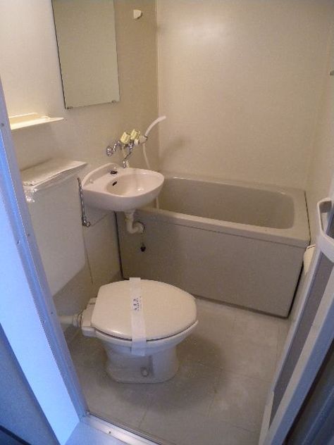 typical japanese apartment bathroom Japanese Apartment Interior, Japanese Living Rooms, Pretty Apartments, Japanese Apartment, Japanese Bathroom, Toilet Room Decor, Tatami Room, Apartment Floor Plan, Toilet Room