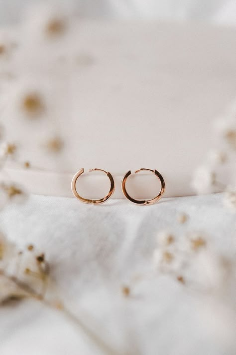 Jewellery Lifestyle Photography, Product Photography Ideas Jewelry, Earring Product Photography, Jewellery Photography Ideas, Minimal Product Photography, Minimal Jewelry Photography, Jewellery Product Photography, Jewelry Product Photography, Solitaire Ring Designs