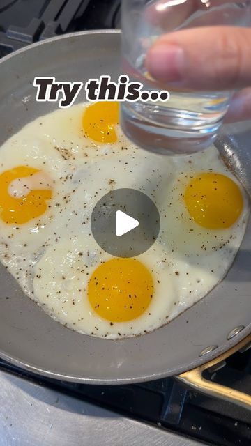 Tara Woodcox on Instagram: "Never break an egg again!!

#fy #fyp #foryou #foryoupage #yum #yummy #simple #howto #omg #woah #wow #instadaily #instagood #explore #explorepage #love #mom #moms #eggs #egg #cookinghack #kitchenhack #healthy #foodie #foodporn #food #breakfast #breakfastideas" Egg Hacks, Bon Appetite Recipes, Amazing Food Hacks, Low Carb Meals, Cooking Lover, Diy Cooking, Egg Recipes For Breakfast, Food Breakfast, Easy Eggs