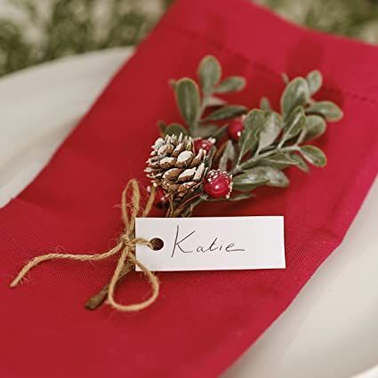 Christmas Day Table, Christmas Place Card Holders, Christmas Dinner Table Settings, Dinner Table Settings, Xmas Market, Christmas Place Cards, Wedding Tableware, Holiday Hosting, Christmas Crafts Ideas