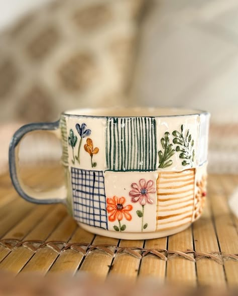 Coffee Mug Ceramic, Pottery Painting Inspiration, Craft Aesthetic, Diy Keramik, Table Aesthetic, Ceramics Mugs, Ceramic Crafts, Diy Pottery Painting, Color Me Mine