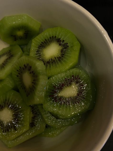 Kiwi Aesthetic Fruit, Kiwi Aesthetic, Mojito Strawberry, Healthy Lunch Snacks, Healthy Food Dishes, Healthy Food Motivation, Food Displays, Think Food, Kiwi Fruit