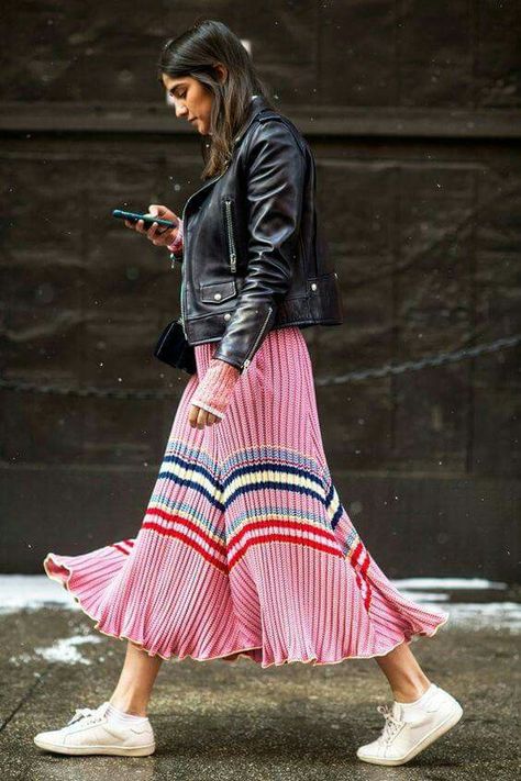 Pink Pleated Skirt, Look Rose, Mode Tips, Basic Fashion, Blazer Outfit, Cooler Look, Looks Street Style, Cool Street Fashion, Black Leather Jacket