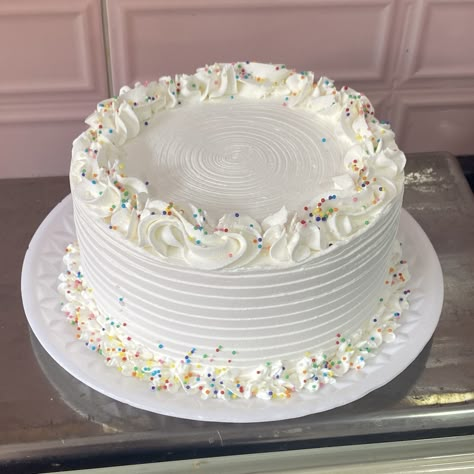 White Round Cake Simple, Plain White Cake Design, White Birthday Cake With Sprinkles, Simple Piped Cake, Simple White Cake Decoration, Simple Round Birthday Cake, Simple White Cake Design, Simple White Birthday Cake, Basic Cake Designs