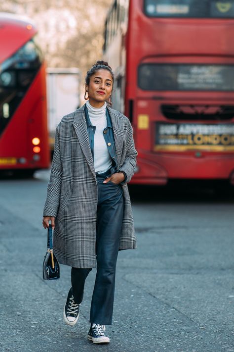 Converse Street Style, London Style Women, Mode Dope, Checkered Coat, Fall Fashion Coats, London Fashion Week Street Style, Fashion Australia, Popsugar Fashion, London Street Style