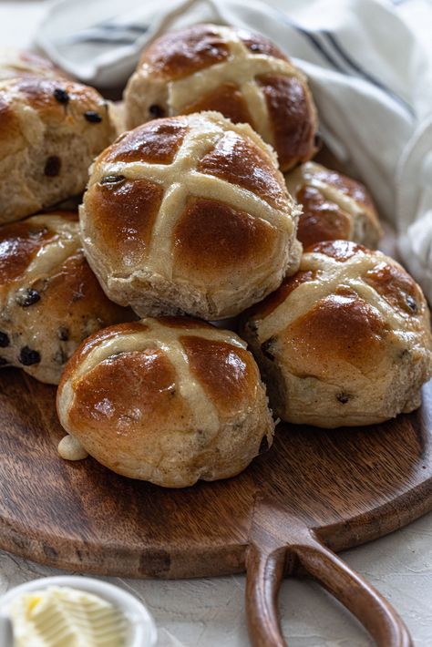 Hot Crossed Buns, Hot Cross Bun Recipe, Cross Buns Recipe, Sticky Buns Recipes, Hot Cross Buns Recipe, Hot Cross Bun, Easter Lunch, Buns Recipe, Small Cakes