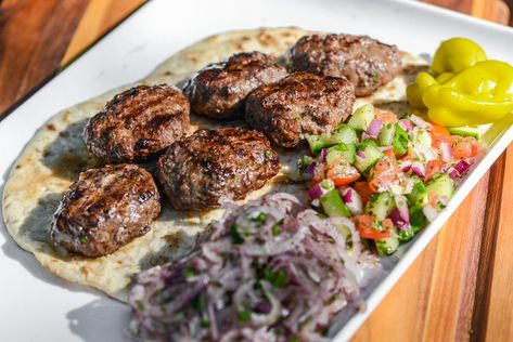 Turkish Meatballs, Turkish Spices, Minced Beef Recipes, Spiced Beef, Beef Patties, Recipes Beef, Paleo Beef, Mediterranean Cuisine, Turkish Recipes