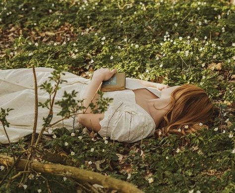 (1) WarRose on X: "https://t.co/aNjMlrTjDc" / X Cottagecore Photoshoot, Dreamy Photography, Pose Fotografi, Cottage Core Aesthetic, Fantasy Magic, Senior Photoshoot, Random Aesthetic, Grad Photos, Spring Aesthetic