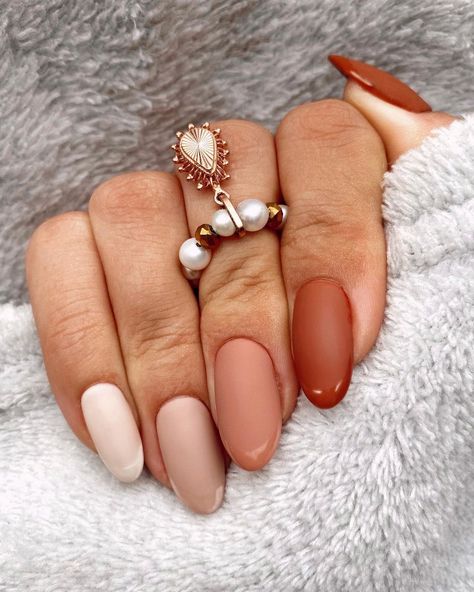 Edith ✨ on Instagram: “When u get purrrtty nails 🤎 And that autumn vibe 🍂🍁 • Nails @martabozga 💅🏽” September Nails Dip Powder, September Nail Ideas Almond, Autunum Nails, Call Nail Ideas, September Nails 2023, Autumn Nails Dip Powder, Gel Fingernails, Novemember Nails, Beginning Of Fall Nails