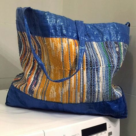 Plastic Fantastic: A woven IKEA bag - IKEA Hackers Plastic Bags Diy, Ikea Logo, Bag Ikea, Ikea Bag, Plastic Fantastic, Ditty Bag, Do Something Different, Ikea Hackers, Table Cloths