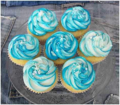 Vanilla Cupcakes Blue Frosting, Blue And White Swirl Cupcakes, Blue And White Cupcake Ideas, Swirled Frosting, White Buttercream Frosting, Winter Cupcakes, Rose Gold Wedding Cakes, Swirl Cupcakes, Disco Birthday